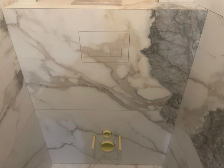 Slēptais tualetes noskalojuma poga EasyToTile – Geberit Delta Apaļais Stūris (3 vienā izgriezums)